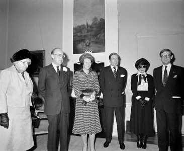 880298 Groepsportret van leden van de koninklijke familie, met v.l.n.r. koningin Juliana, prins Bernhard, prinses ...